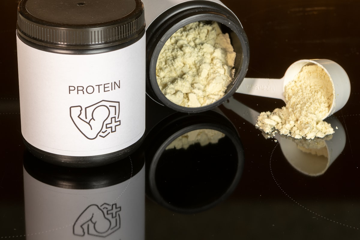 Homme en bonne condition physique pratiquant la nutrition sportive